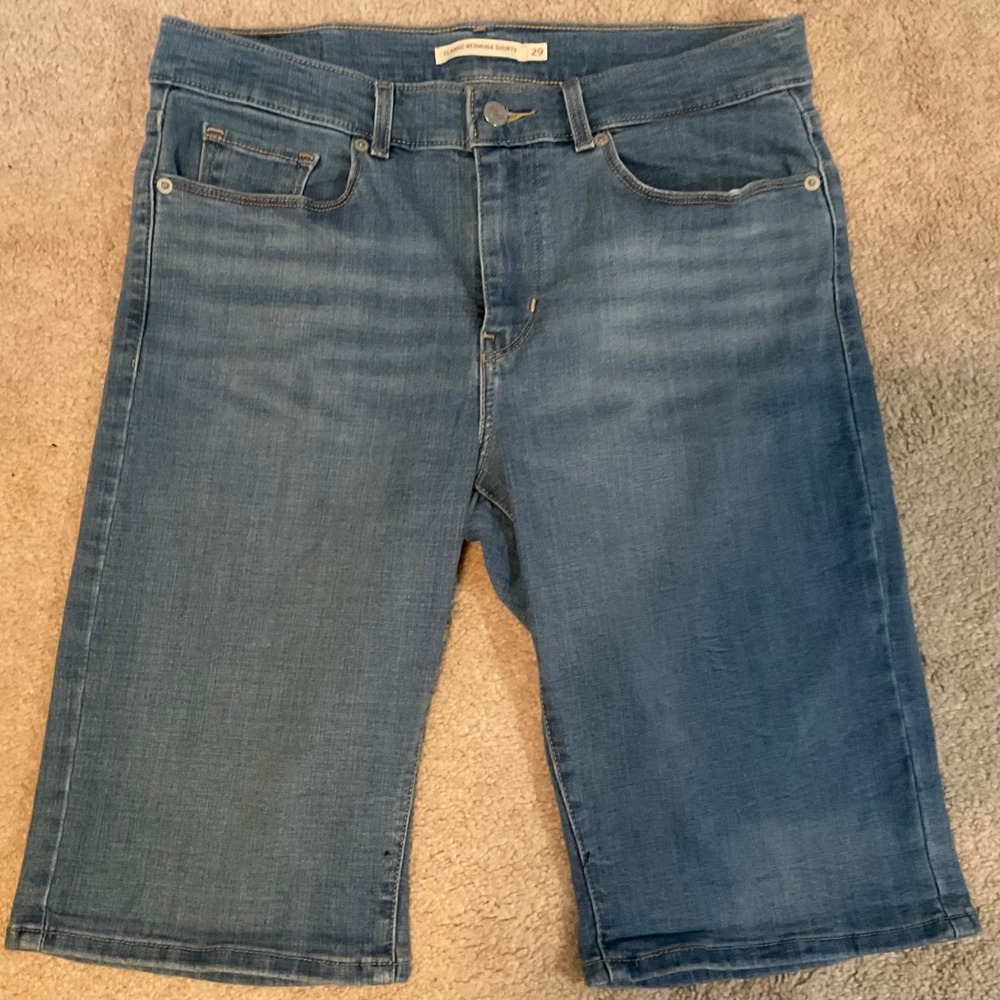 WOMENS LEVI CLASSIC BERMUDA SHORTS U.S.8  SIZE 29 Inseam 12"